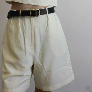 Shaina note Lyon short in cream. Size 4